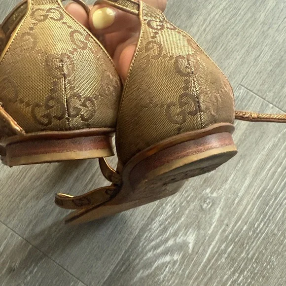 Gucci bumblebee sandals - Picture 6 of 9